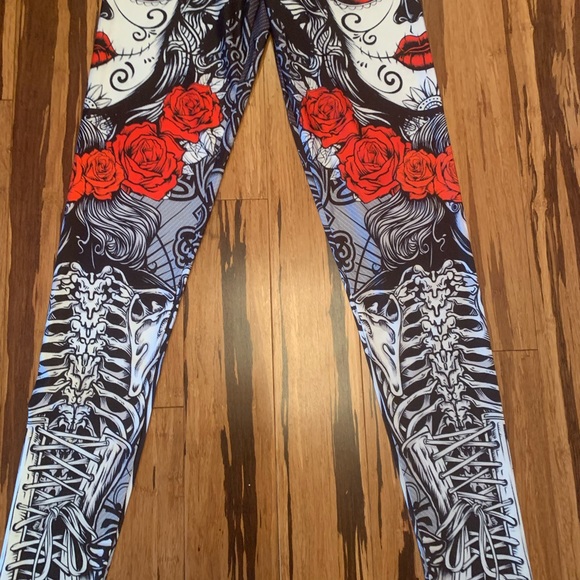 Dark Roses Leggings - Picture 6 of 6